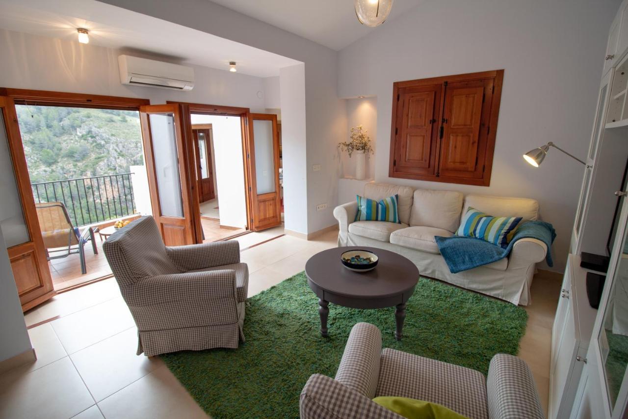 Quiet House In Village Center With Mountains Views ฟรีฮิเลียนา ภายนอก รูปภาพ