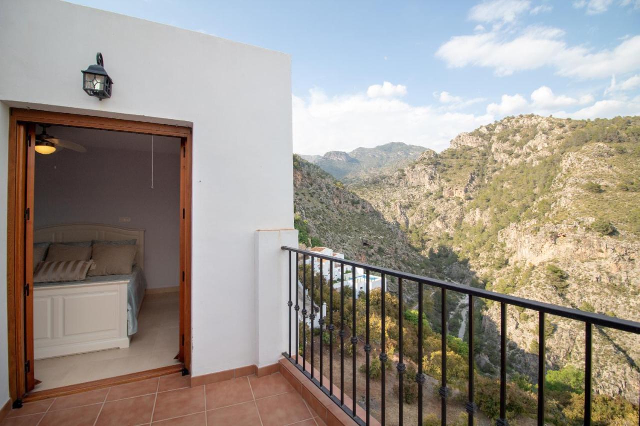 Quiet House In Village Center With Mountains Views ฟรีฮิเลียนา ภายนอก รูปภาพ